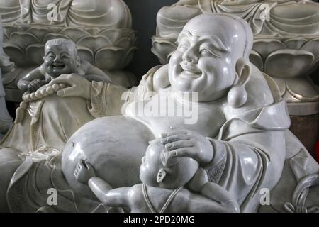 Handgeschnitzte Buddha-Statuen, fotografiert in Hoi an, Vietnam, früher bekannt als Fai-Fo oder Faifoo, Stockfoto