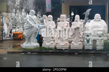 Handgeschnitzte Buddha-Statuen, fotografiert in Hoi an, Vietnam, früher bekannt als Fai-Fo oder Faifoo, Stockfoto