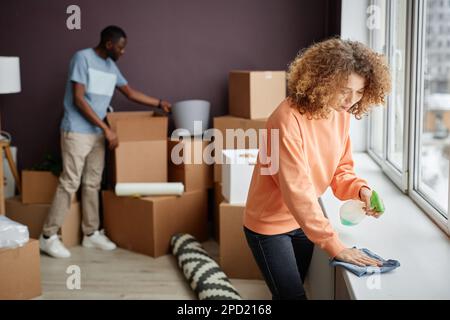 Ein junges Paar, das nach dem Umzug zusammen Hausarbeit in seinem neuen Zuhause macht Stockfoto