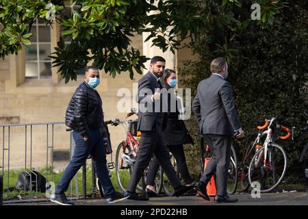 Amir Khan, ehemaliger Boxweltmeister, hält seine Daumen hoch, wenn er am Snaresbrook Crown Court im Osten Londons ankommt, wo drei Männer beschuldigt werden, dem Boxer mit vorgehaltener Waffe eine Diamantenuhr gestohlen zu haben. Khans £72.000 maßgeschneiderte Franck-Muller-Uhr wurde in High Road, Leyton, East London, gestohlen, nachdem er im April 2022 ein Restaurant mit seiner Frau Faryal Makhdoom und einem Freund verließ. Foto: Dienstag, 14. März 2023. Stockfoto