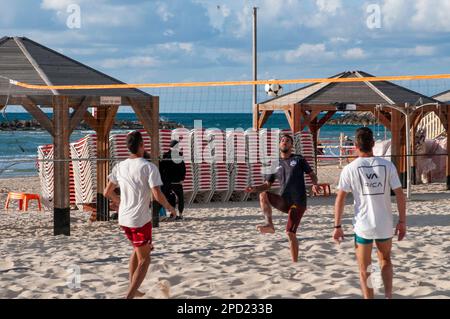 Junge, einheimische Männer spielen Fußvolley am Gordon Beach, Tel Aviv, Israel Footvolley ist Beach Volleyball, außer Spieler dürfen ihre Hände nicht benutzen A Stockfoto