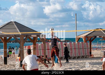 Junge, einheimische Männer spielen Fußvolley am Gordon Beach, Tel Aviv, Israel Footvolley ist Beach Volleyball, außer Spieler dürfen ihre Hände nicht benutzen A Stockfoto