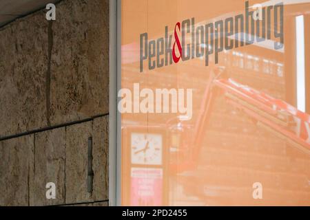 DÜSSELDORF, DEUTSCHLAND. 14. März 2023 Peek & Cloppenburg Insolvenz. Nach der jüngsten Bewerbung der deutschen Modekette Peek & Cloppenburg Düsseldorf (P&C) ist die Zukunft der 67 Geschäfte noch unklar. Das Unternehmen macht die Coronavirus-Pandemie, den Krieg in der Ukraine, die hohe Inflation und das geringe Kundenvertrauen für die schweren Verluste in den Jahren 2021 und 2022 verantwortlich. Kredit: Ant Palmer / Alamy Live News Stockfoto