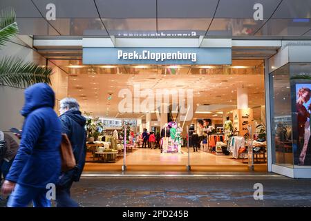DÜSSELDORF, DEUTSCHLAND. 14. März 2023 Peek & Cloppenburg Insolvenz. Nach der jüngsten Bewerbung der deutschen Modekette Peek & Cloppenburg Düsseldorf (P&C) ist die Zukunft der 67 Geschäfte noch unklar. Das Unternehmen macht die Coronavirus-Pandemie, den Krieg in der Ukraine, die hohe Inflation und das geringe Kundenvertrauen für die schweren Verluste in den Jahren 2021 und 2022 verantwortlich. Kredit: Ant Palmer / Alamy Live News Stockfoto