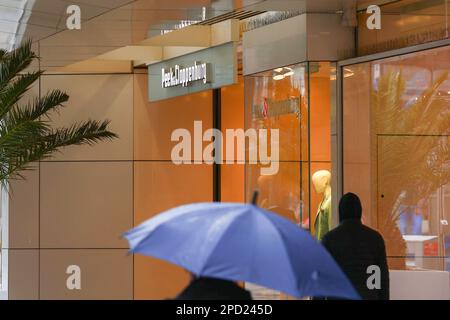 DÜSSELDORF, DEUTSCHLAND. 14. März 2023 Peek & Cloppenburg Insolvenz. Nach der jüngsten Bewerbung der deutschen Modekette Peek & Cloppenburg Düsseldorf (P&C) ist die Zukunft der 67 Geschäfte noch unklar. Das Unternehmen macht die Coronavirus-Pandemie, den Krieg in der Ukraine, die hohe Inflation und das geringe Kundenvertrauen für die schweren Verluste in den Jahren 2021 und 2022 verantwortlich. Kredit: Ant Palmer / Alamy Live News Stockfoto