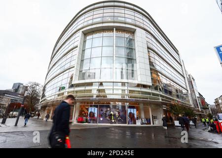 DÜSSELDORF, DEUTSCHLAND. 14. März 2023 Peek & Cloppenburg Insolvenz. Nach der jüngsten Bewerbung der deutschen Modekette Peek & Cloppenburg Düsseldorf (P&C) ist die Zukunft der 67 Geschäfte noch unklar. Das Unternehmen macht die Coronavirus-Pandemie, den Krieg in der Ukraine, die hohe Inflation und das geringe Kundenvertrauen für die schweren Verluste in den Jahren 2021 und 2022 verantwortlich. Kredit: Ant Palmer / Alamy Live News Stockfoto