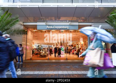 DÜSSELDORF, DEUTSCHLAND. 14. März 2023 Peek & Cloppenburg Insolvenz. Nach der jüngsten Bewerbung der deutschen Modekette Peek & Cloppenburg Düsseldorf (P&C) ist die Zukunft der 67 Geschäfte noch unklar. Das Unternehmen macht die Coronavirus-Pandemie, den Krieg in der Ukraine, die hohe Inflation und das geringe Kundenvertrauen für die schweren Verluste in den Jahren 2021 und 2022 verantwortlich. Kredit: Ant Palmer / Alamy Live News Stockfoto