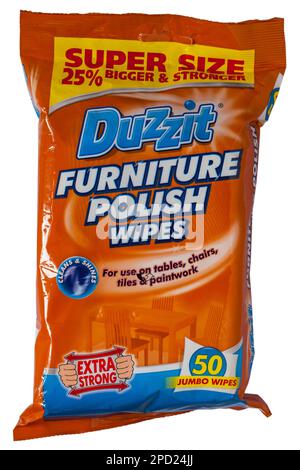 Duzzit Möbelpolitücher zur Verwendung auf Tischen, Stühlen, Fliesen und Lackierungen 50 Jumbo Wischtücher in Supergröße 25 % größer und stärker isoliert auf weißem Hintergrund Stockfoto