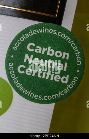 Kohlenstoffneutraler zertifizierter Aufkleber auf der Flasche des Hardys VR-Weinprodukts Chardonnay aus Australien, Australien, verkauft im Vereinigten Königreich Stockfoto