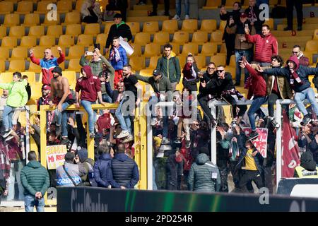 Lecce, Italien. 12. März 2023. Fans des Turin FC während des Fußballspiels US Lecce gegen Turin FC, italienische Fußballserie A in Lecce, Italien, März 12 2023 Kredit: Independent Photo Agency/Alamy Live News Stockfoto