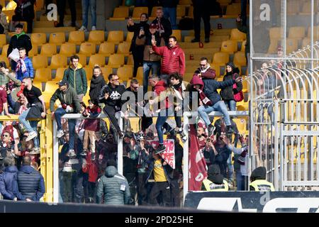 Lecce, Italien. 12. März 2023. Fans des Turin FC während des Fußballspiels US Lecce gegen Turin FC, italienische Fußballserie A in Lecce, Italien, März 12 2023 Kredit: Independent Photo Agency/Alamy Live News Stockfoto