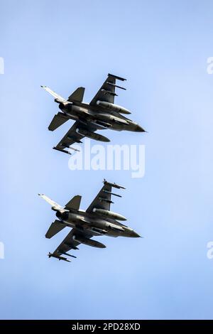 Zwei NATO F-16-Kampfflugzeuge fliegen über dem Luftwaffenstützpunkt Leewuarden, Niederlande - 30. März 2022 Stockfoto