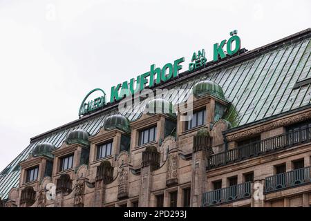 DÜSSELDORF, DEUTSCHLAND. 14. März 2023 Galeria Karstadt Kaufhof. Nach Insolvenzmaßnahmen hat die deutsche Kaufhauskette Galeria Karstadt Kaufhof die Schließung von 52 von 129 Geschäften angekündigt, so dass über 5000 Mitarbeiter entlassen werden müssen. Schlechte Ergebnisse nach Covid-19 und eine unpopuläre Internetpräsenz haben die kürzlich zusammengeschlossene Kette gezwungen, Maßnahmen zum Schutz ihrer Finanzen zu ergreifen, einschließlich der Deaktivierung von Rolltreppen und Aufzügen in Geschäften. Kredit: Ant Palmer / Alamy Live News Stockfoto