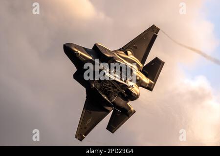 US Air Force Lockheed Martin F-35 Lightning II Tarnkappenflugzeug mit offenen Bombenbuchten. Sanicole, Belgien - 10. September 2022 Stockfoto