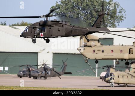 US Army Sikorsky HH-60m Black Hawk Helikopter trifft auf einem Luftwaffenstützpunkt ein. Niederlande - 22. Juni 2018 Stockfoto