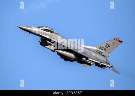 US Air Force F-16 bekämpft Falcon Kampfflugzeug aus dem 52. Kampfflugflügel auf dem Luftwaffenstützpunkt Spangdahlem im Flug. Spangdahlem, Deutschland - 29. August 20 Stockfoto