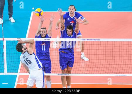 Antoine Brizard, Nicolas Le Goff (Frankreich), blockiert Daniele Lavia (Italien). Volleyball-Weltmeisterschaft 2022. Viertelfinale Stockfoto