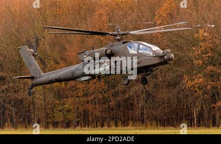 US Army Boeing AH-64E Apache Guardian Angriffshubschrauber trifft am Gilze-Rijen Luftwaffenstützpunkt ein. Gilze, Niederlande - 2. Dezember 2021 Stockfoto