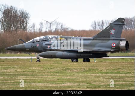 Ein Dassault Mirage 2000-Angriffsflugzeug der französischen Luftwaffe. Stockfoto