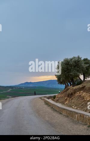 Berg bei Sonnenuntergang an einem regnerischen Tag Stockfoto