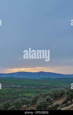 Berg bei Sonnenuntergang an einem regnerischen Tag Stockfoto