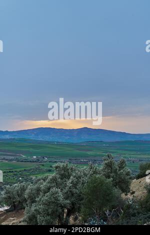 Berg bei Sonnenuntergang an einem regnerischen Tag Stockfoto