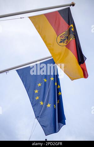 Die EU- und die deutsche Flagge fliegen stolz vor der deutschen Botschaft in London. Kredit: Sinai Noor / Alamy Stock Photo Stockfoto