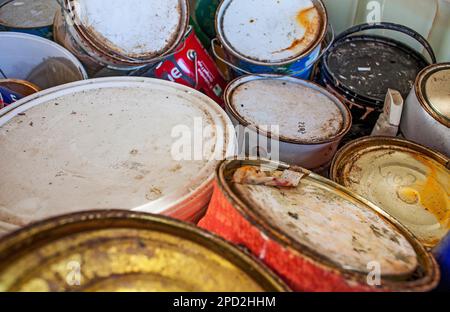 Lagerung von gebrauchten Farbdosen für Recycling, Recycling-Center Stockfoto