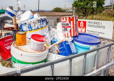 Lagerung von gebrauchten Farbdosen für Recycling, Recycling-Center Stockfoto