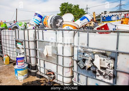 Lagerung von gebrauchten Farbdosen für Recycling, Recycling-Center Stockfoto