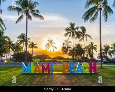Miami Beach Schild, Instagram Spot, beleuchteter Ocean Drive Art Deco District at Night South Beach, Ocean Drive, Floridas Ostküste Miami Florida USA Stockfoto
