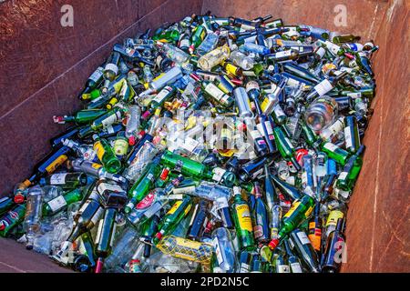 Glasflaschen Lagerung zu recyceln, recycling-center Stockfoto