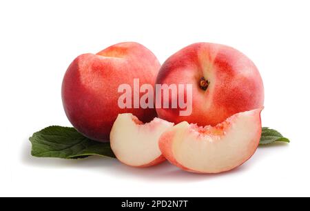 Reife Pfirsiche isoliert auf weißem Hintergrund Stockfoto