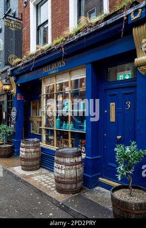 Milroy's of Soho Whisky Store, 3 Greek Street, Soho. Das 1964 von „Jack“ Milroy gegründete Unternehmen ist Londons ältester spezialisierter Whisky-Laden. Stockfoto