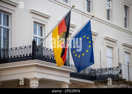 Die EU- und die deutsche Flagge fliegen stolz vor der deutschen Botschaft in London. Kredit: Sinai Noor / Alamy Stock Photo Stockfoto