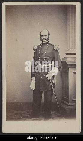 General Ambrose E. Burnside vom 1. Rhode Island Infanterie Regiment und General Staff U.S. Freiwillige Infanterie-Regiment mit Handschuhen und Schwert. Der Titel wurde von Bibliotheksmitarbeitern entwickelt. Burnside, Ambrose Everett, 1824-1881, Generäle, Union, 1860-1870, Militäruniformen, Union, 1860-1870, Dolche und Schwerter, 1860-1870, Usa, Geschichte, Bürgerkrieg, 1861-1865, Militärpersonal, Union. Stockfoto