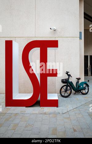 LSE London - London School of Economics London - großes LSE-Logo außerhalb des LSE Marshall Building im Zentrum von London. LSE-Zeichen. Stockfoto