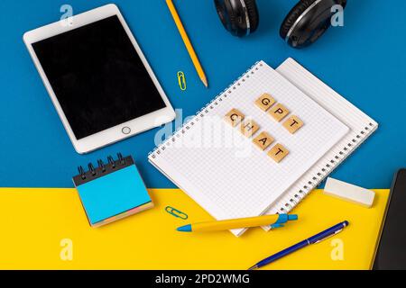 Arbeits- und Studienhintergrund mit Hilfe eines ChatGPT-bot. Wörter in Holzbuchstaben. Tischansicht mit freiem Notizbuchbereich. Chat-GPT zum Arbeiten und Erstellen. Ukraine, Kiew - 21. Februar 2023 Stockfoto