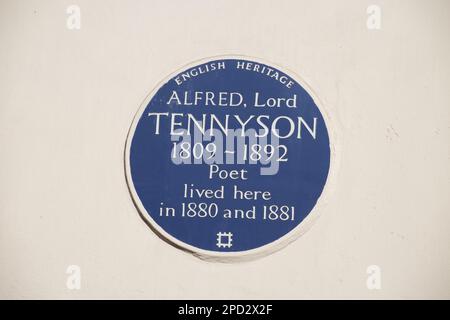 Blaue Tafel zum englischen Kulturerbe in der Upper Belgrave Street 9, Belgravia, London, zum Gedenken an den britischen Dichterpreisträger Alfred, Lord Tennyson (errichtet 1994 Stockfoto