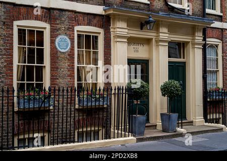 Hazlitt's Hotel London, Boutique Hotel in Soho London. Das Gebäude ist ein georgianisches Stadthaus aus dem Jahr 1718. Blaues Schild des Essayisten William Hazlitt. Stockfoto