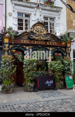 Die Cross Keys, Covent Garden, London. Der Cross Keys Pub im Londoner Covent Garden ist ein traditioneller Londoner Pub aus den 1840er Jahren. Stockfoto