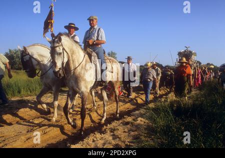 Pilger in der Nähe des Doñana-Palastes, Romeria del Rocio, Pilger auf dem Weg durch den Doñana-Nationalpark, Pilgerfahrt von Sanlúcar de Barrameda Brotherhoo Stockfoto