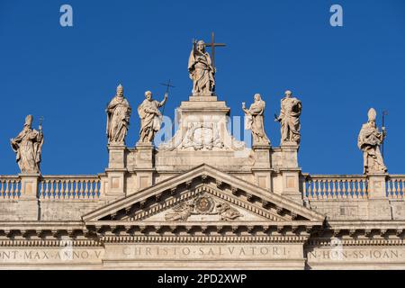 Christus-Erlöser-Statue über dem Pediment der Basilika di San Giovanni in Laterano in Rom, Italien. Erzbasilika Kathedrale des Heiligsten Erlösers und o Stockfoto