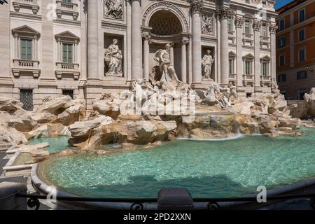 Der Trevi-Brunnen am sonnigen Tag in der Stadt Rom, Italien, weltberühmtes Wahrzeichen im Barockstil aus dem Jahr 1762. Stockfoto