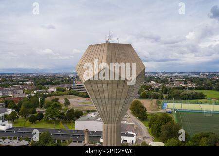 Dublin / Irland : Luftaufnahme des UCD-Wasserturms in Form von Dodekaeder oder genau - Pyritohedron. Beispiel für irische brutalistische Architektur Stockfoto