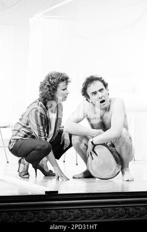 Julie Walters (Doreen Thomas), Philip Donaghy (Lenny Anderson) MIT Einem BALL von Alan Bleasdale im Lyric Theatre Hammersmith, London W6 08/06/1981 Design: Bob Crowley Beleuchtung: John Ein Williams Regisseur: Alan Dossor Stockfoto