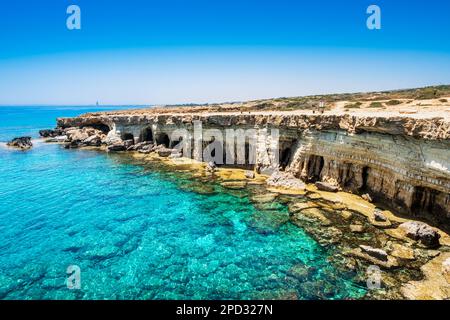 Meereshöhlen in der Nähe von Ayia Napa in Zypern. Natürliche Felsformation, berühmt für Klippenspringen in klares Wasser. Dramatische Küste zwischen Agia Napa und Cavo Stockfoto