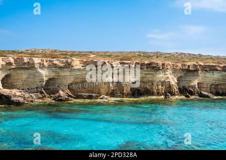 Meereshöhlen in der Nähe von Ayia Napa in Zypern. Natürliche Felsformation, berühmt für Klippenspringen in klares Wasser. Dramatische Küste zwischen Agia Napa und Cavo Stockfoto