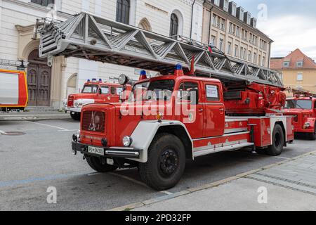 Magirus-Deutz 200D 19 - SD-44 Feuerwehrauto, Spezialfahrzeug mit hydraulischer Leiter von 44 m von 1970 während der Olympischen Brandbekämpfung 2022 in der Stadt Stockfoto