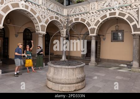 Zentrales Atrium im Rathaus, barocker Innenhof mit Arkaden in der Stadt Ljubljana in Slowenien. Stockfoto